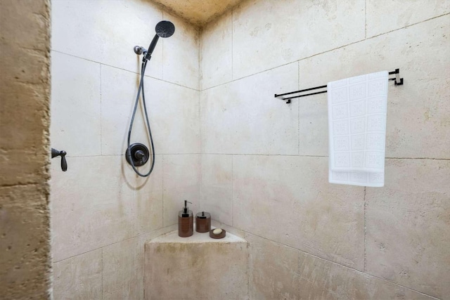 bathroom featuring a tile shower