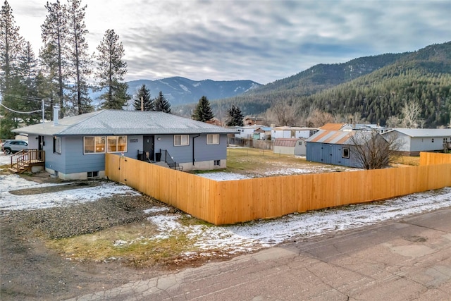 view of front of property featuring a mountain view