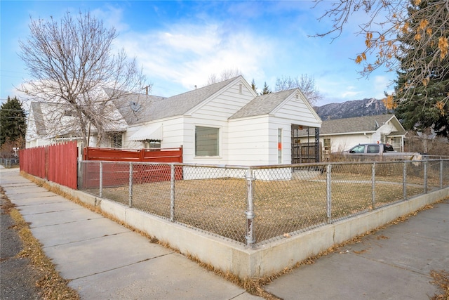 view of front of property featuring a mountain view