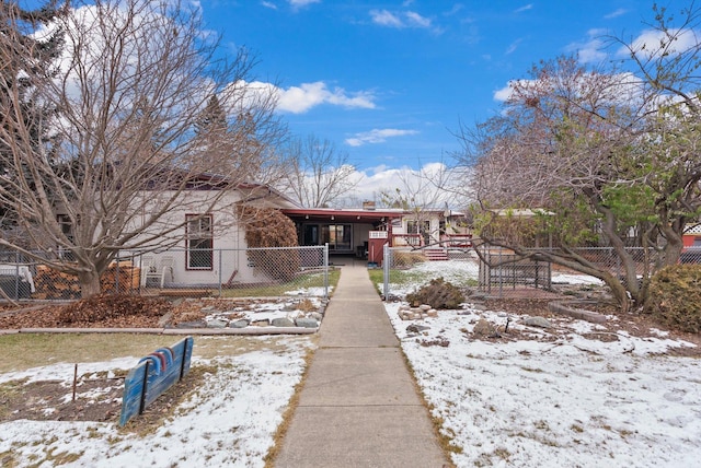 view of front of home featuring a fenced front yard