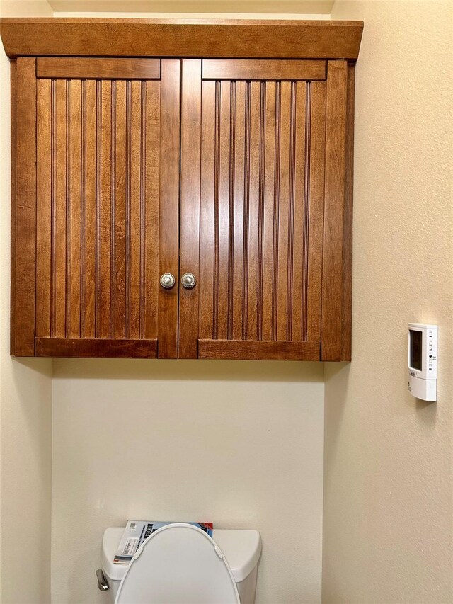 bathroom featuring tiled shower