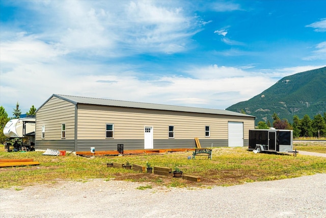 view of front of property featuring a mountain view