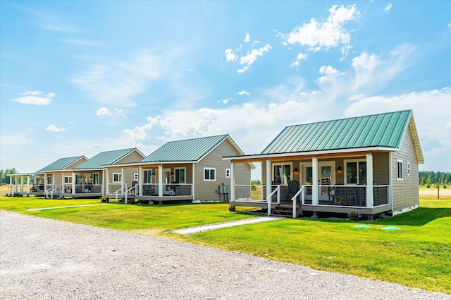 view of front of property featuring covered porch and a front yard