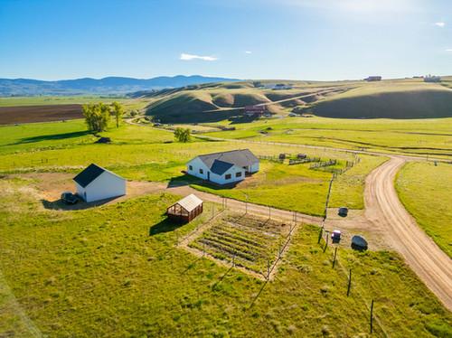 bird's eye view featuring a rural view and a mountain view