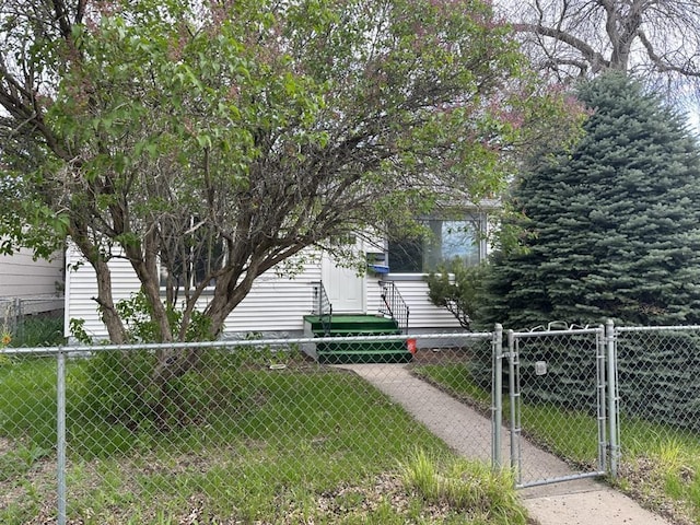 view of front of house featuring a front yard