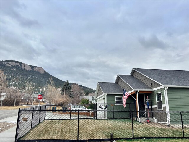 view of yard featuring a mountain view and a hot tub