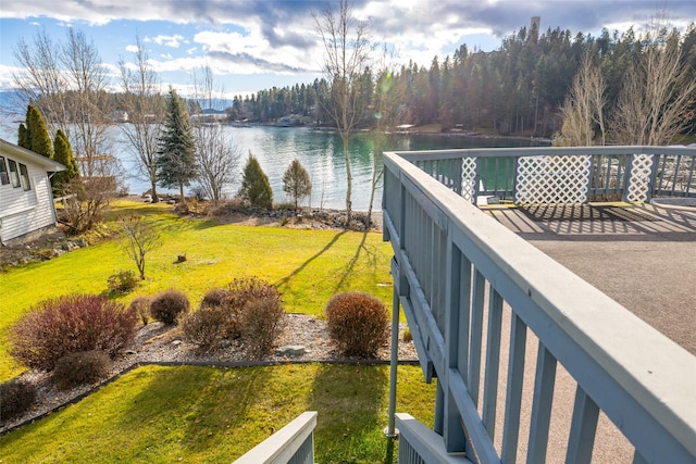 view of yard featuring a water view