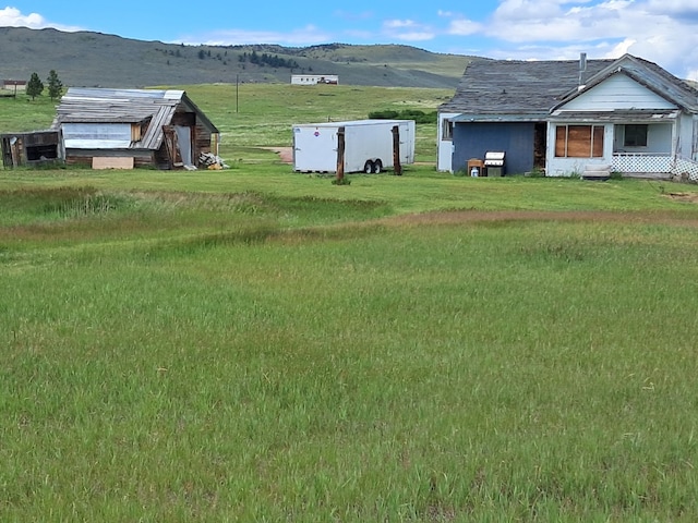 view of yard featuring a mountain view