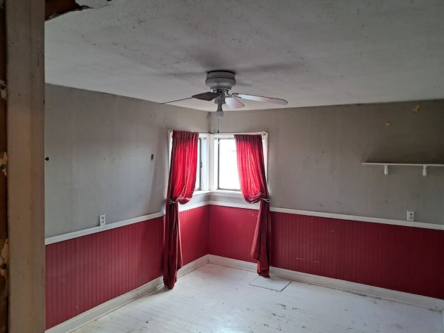 empty room featuring ceiling fan