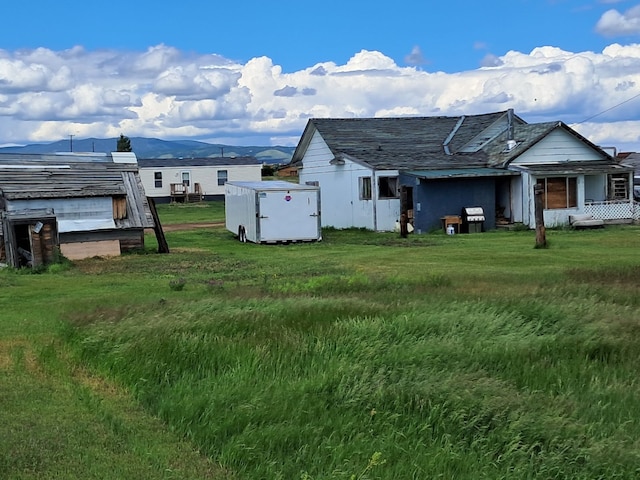 view of yard with a mountain view