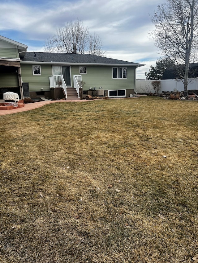 view of front facade with fence and a front yard