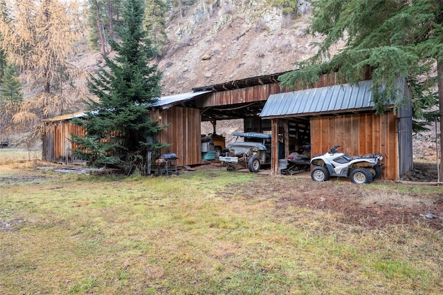 view of yard with an outdoor structure