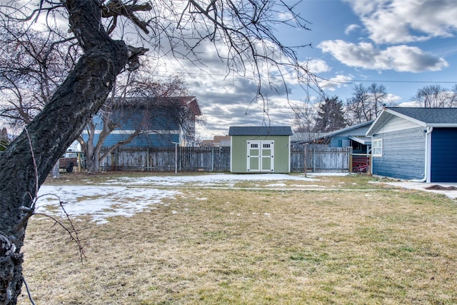 view of yard featuring a storage shed