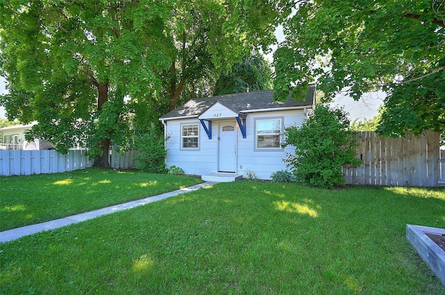 view of front of house featuring a front lawn