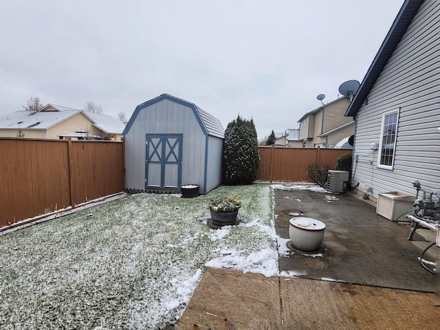 view of yard with a shed and cooling unit