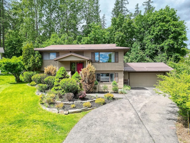 view of front of property featuring a front yard and a garage