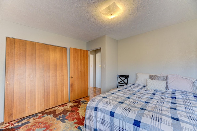 bedroom featuring a textured ceiling and a closet