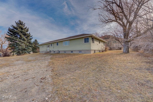 view of front of property with a lawn