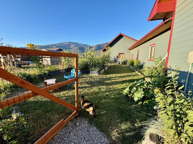 view of yard featuring a mountain view