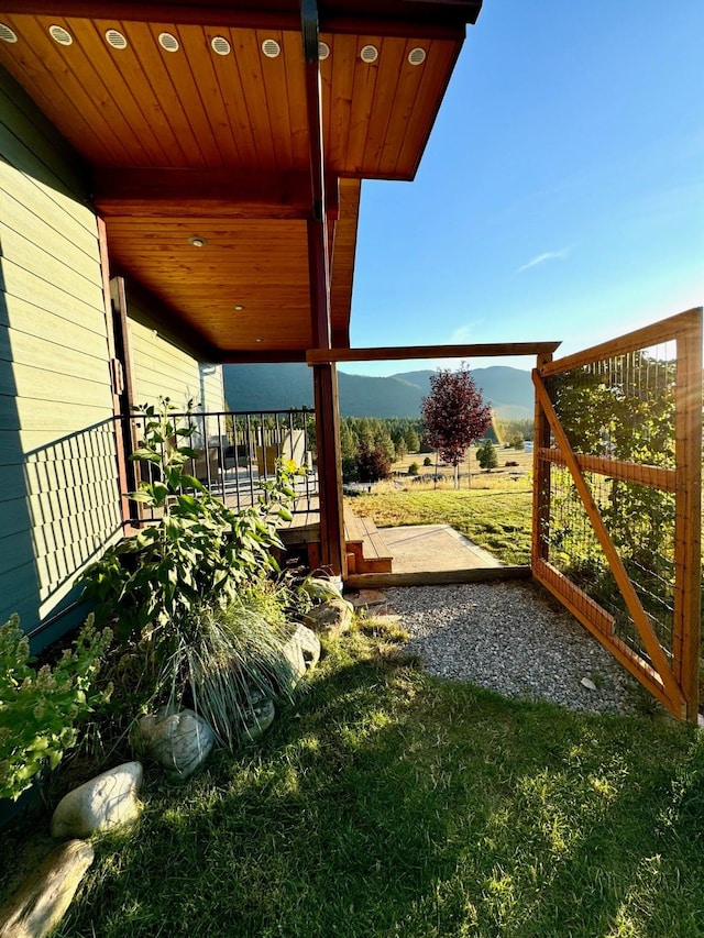 view of yard featuring a mountain view