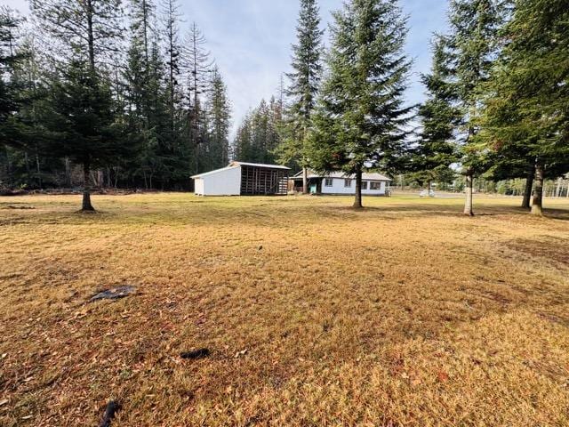 view of yard featuring an outbuilding