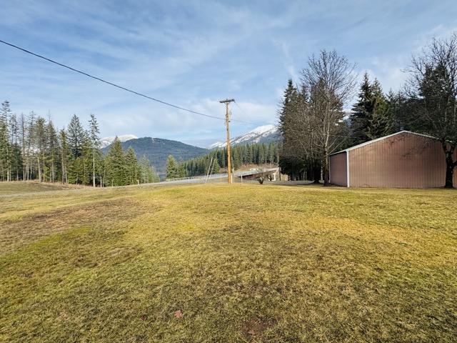 view of yard featuring a mountain view