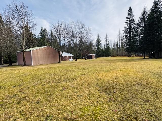 view of yard with an outbuilding