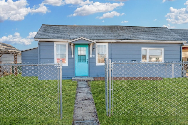 view of front facade featuring a front yard