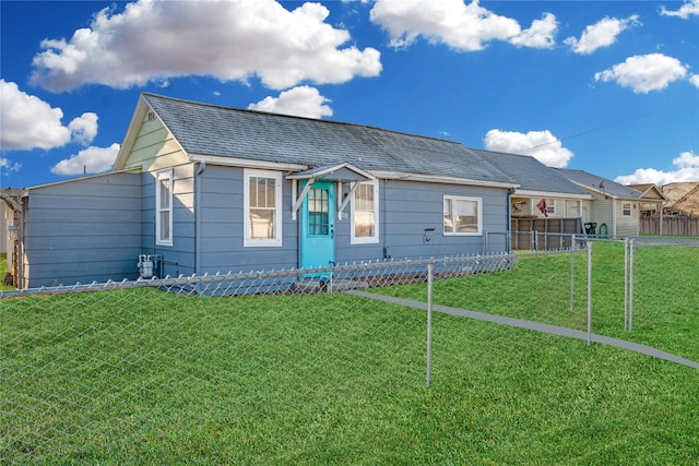 view of front facade featuring a front yard