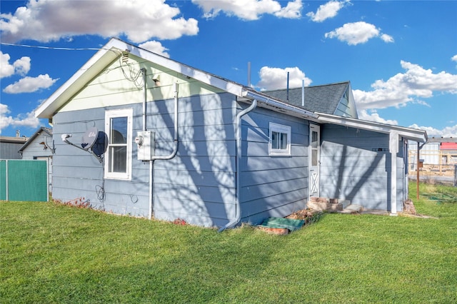 view of side of property featuring a yard