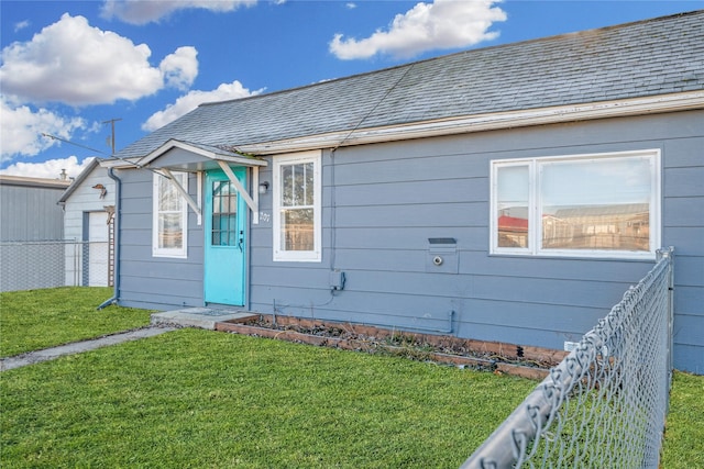 view of front facade with a front lawn