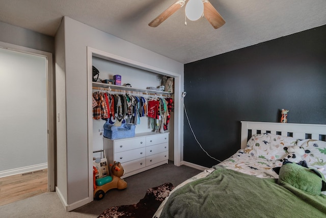 bedroom featuring ceiling fan, carpet floors, a textured ceiling, and a closet