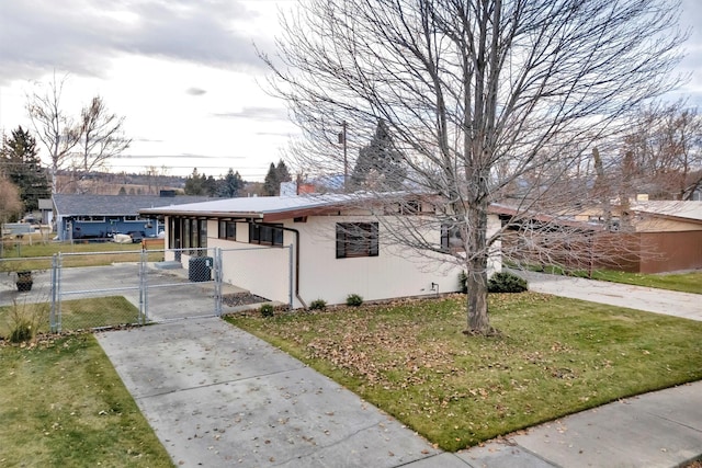 view of front of property featuring a front yard