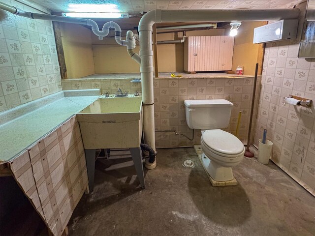 bathroom featuring toilet