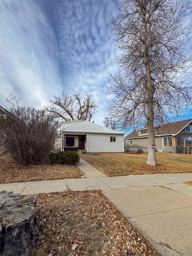 view of front of house featuring a front lawn