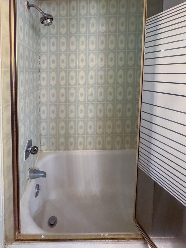 bathroom with bathtub / shower combination