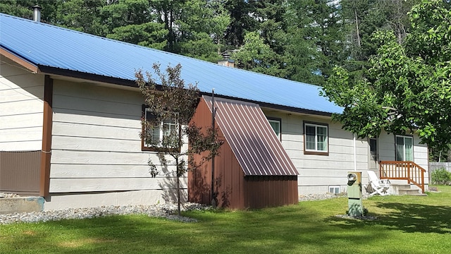 view of side of property featuring a lawn