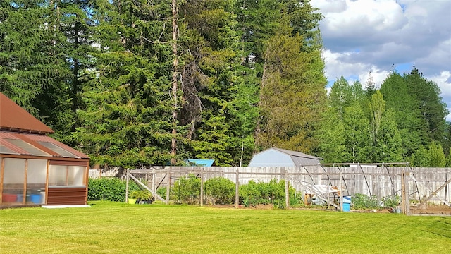 view of yard with an outbuilding