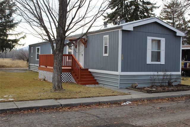 manufactured / mobile home featuring a front lawn