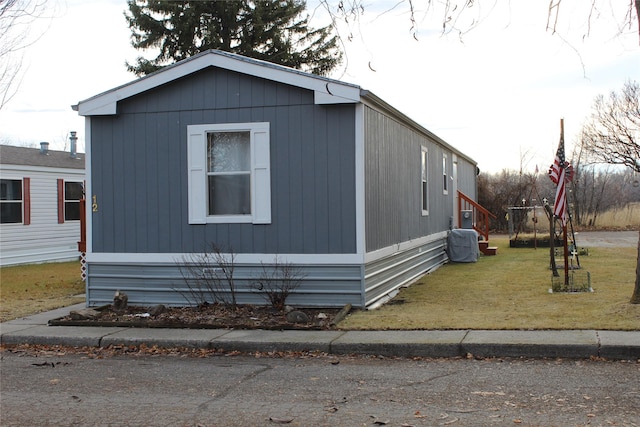 view of front of house featuring a front yard