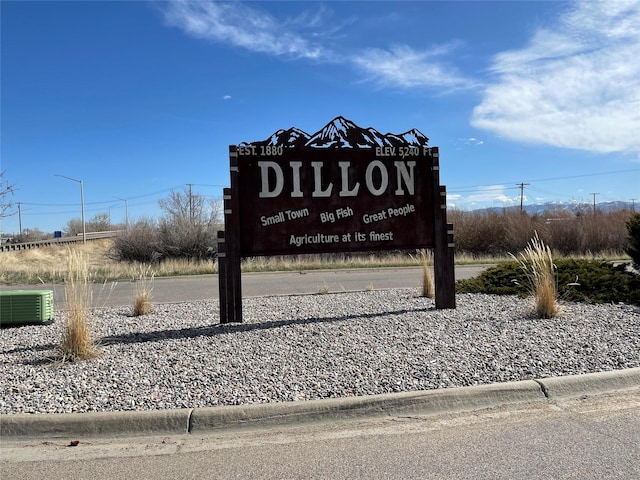 view of community / neighborhood sign