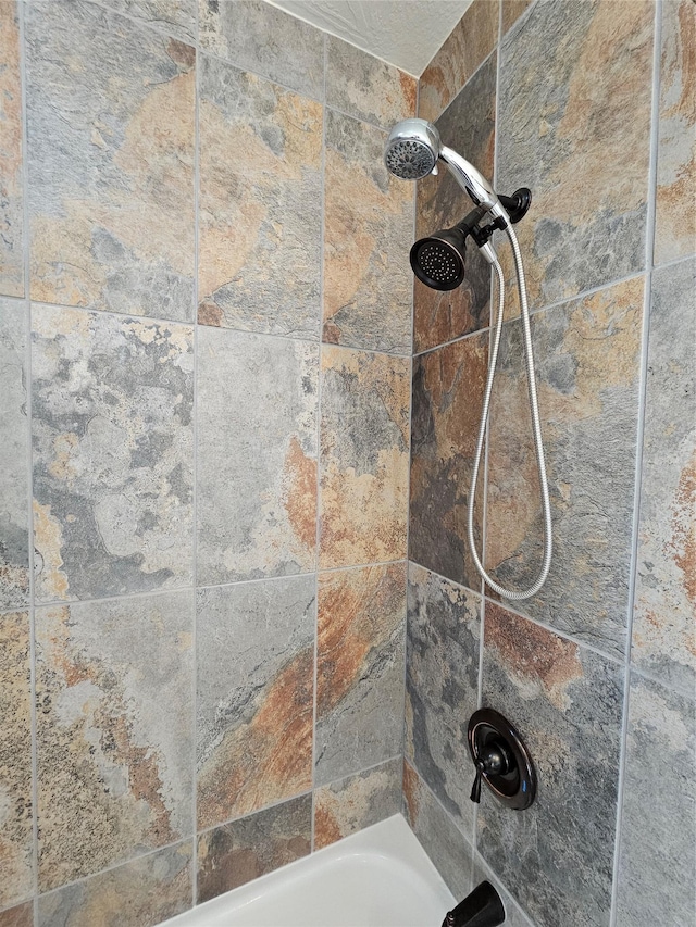 details featuring tiled shower / bath