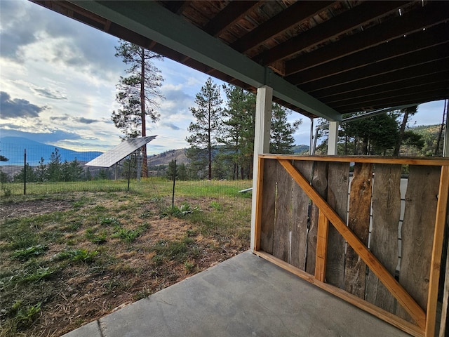 view of yard featuring a mountain view