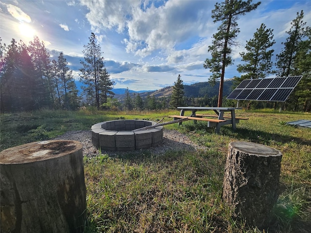 view of yard featuring a mountain view