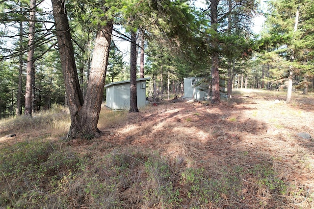 view of yard with an outbuilding