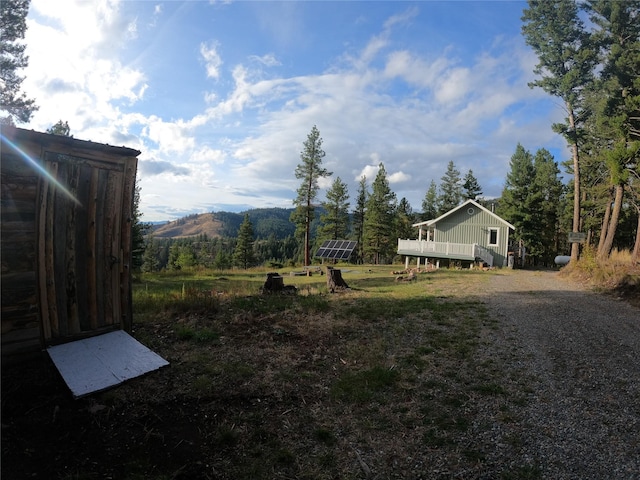 view of yard featuring a mountain view