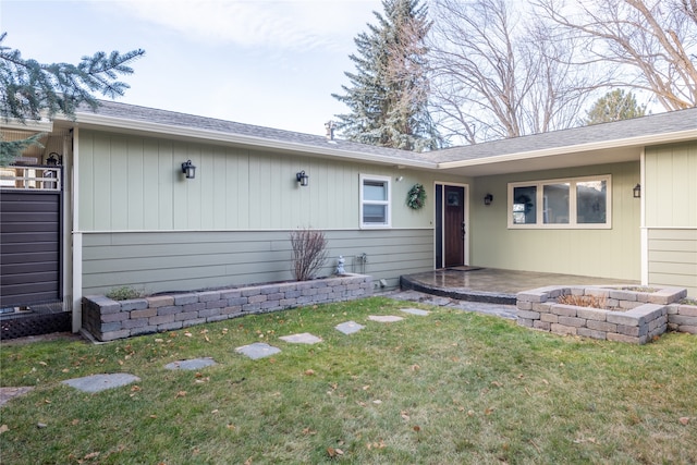 single story home featuring a front lawn