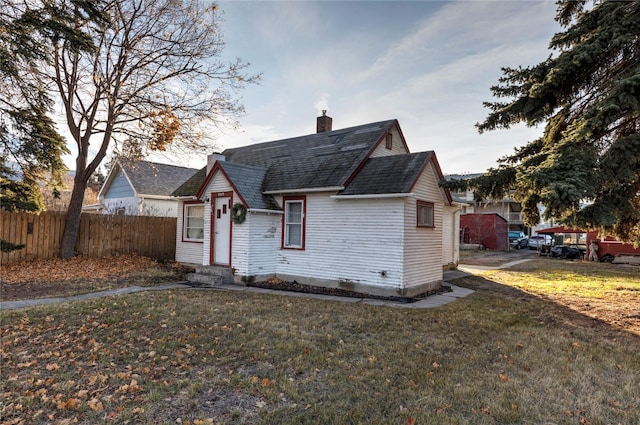 view of front of home featuring a front lawn