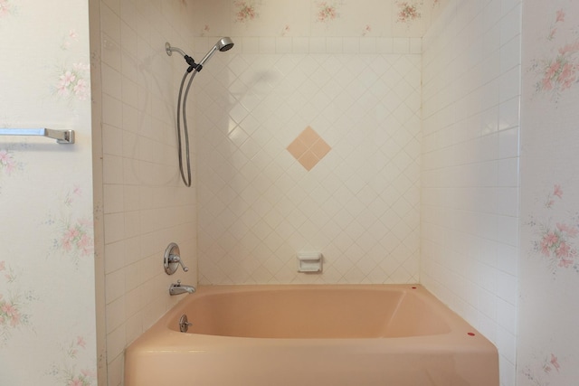 bathroom with tiled shower / bath