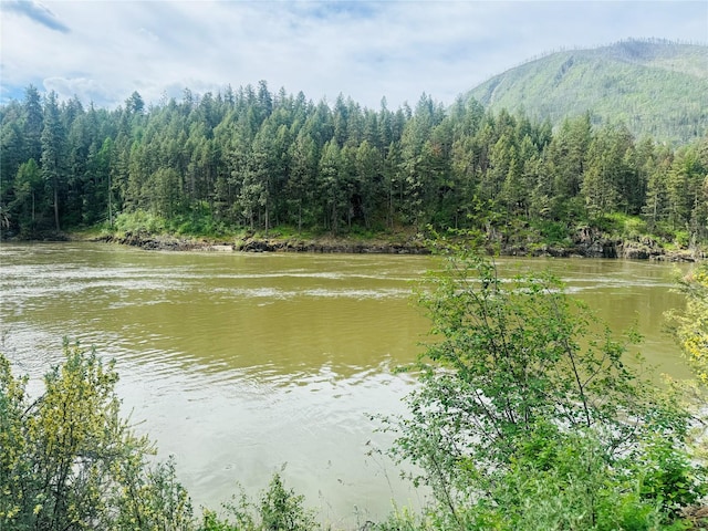 water view with a mountain view